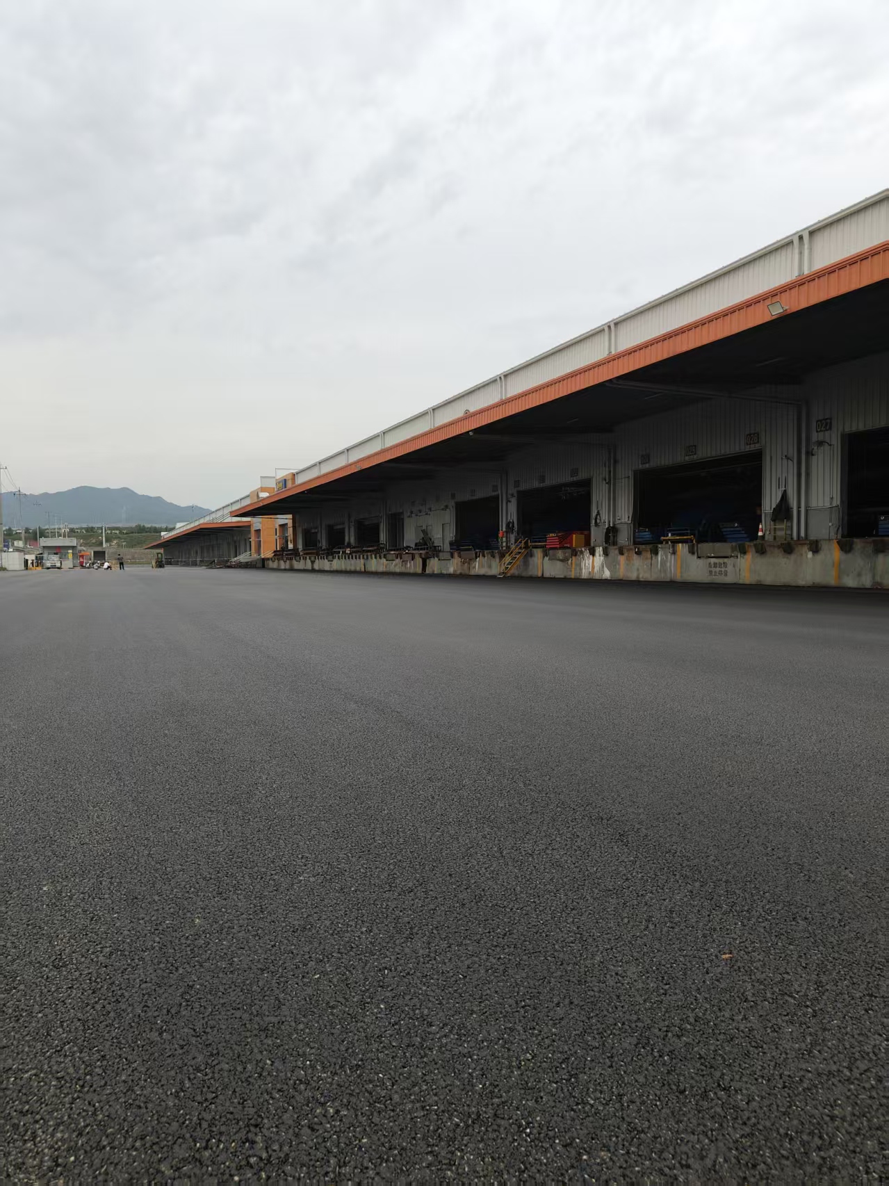 中青基建承建丰树现代产业园沥青路面(图1)